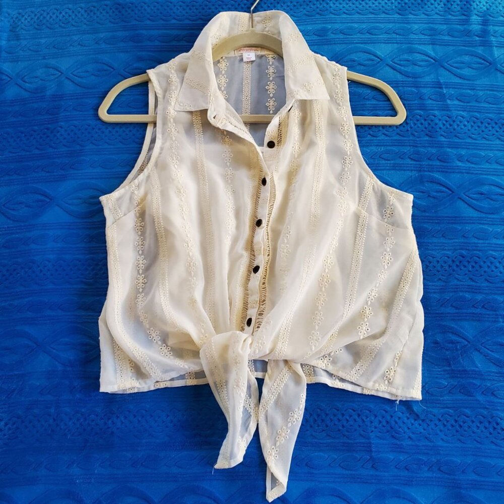 Xhilaration Sleeveless Embroidered Off-White Blouse. Size M